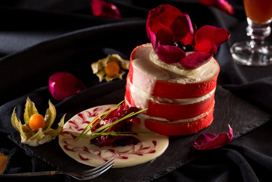 Торт красный велюр с цветами