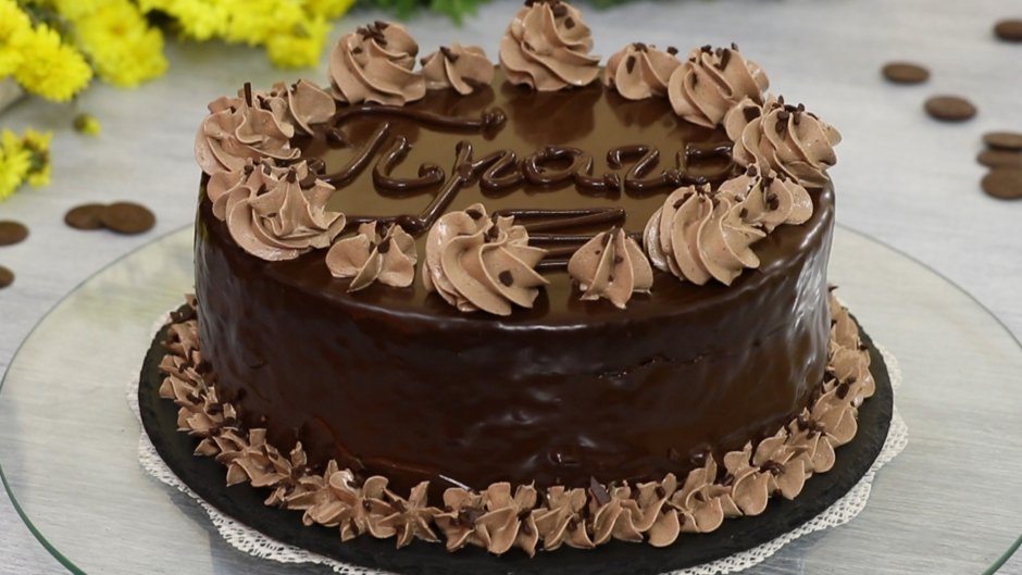 Шоколадно-сливочный торт с малиной
