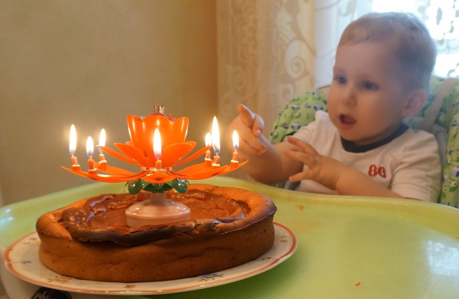 Торт с горящими свечами