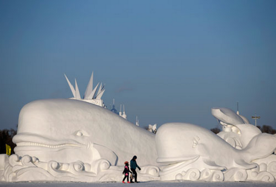 Современная скульптура из снега