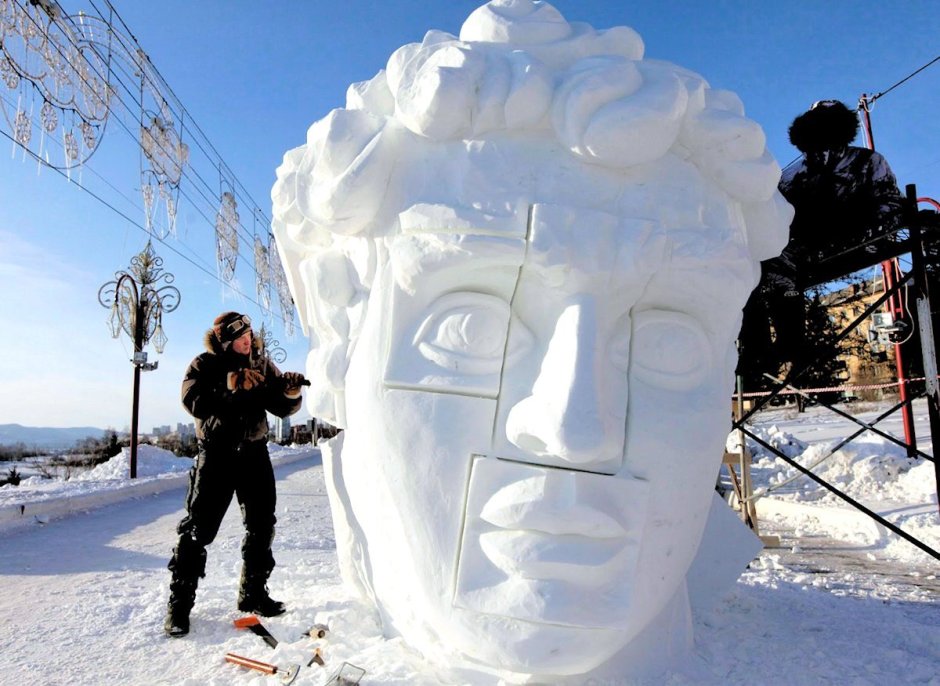 Крутая скульптура из снега
