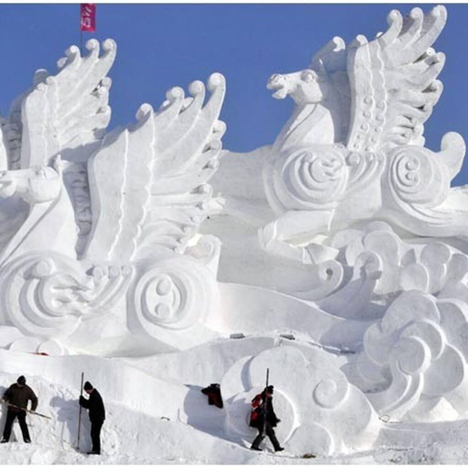 Скульптура из снега лидеров стран фото