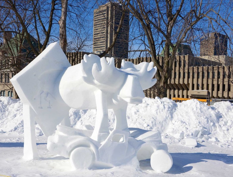 Снежная скульптура лося