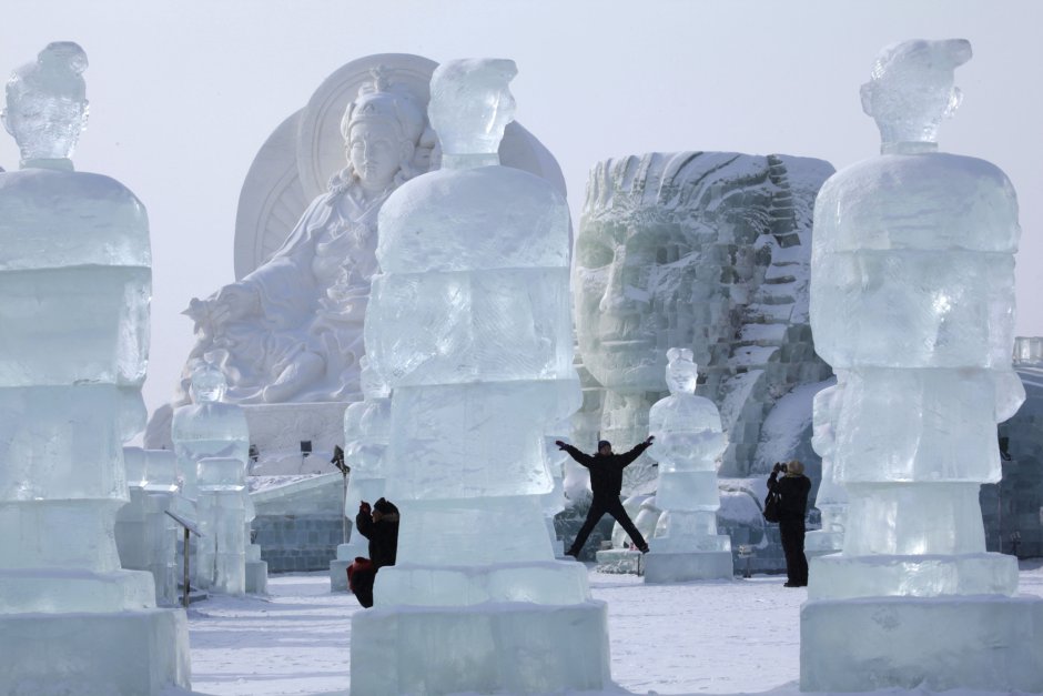 Огромных ледяных фигур