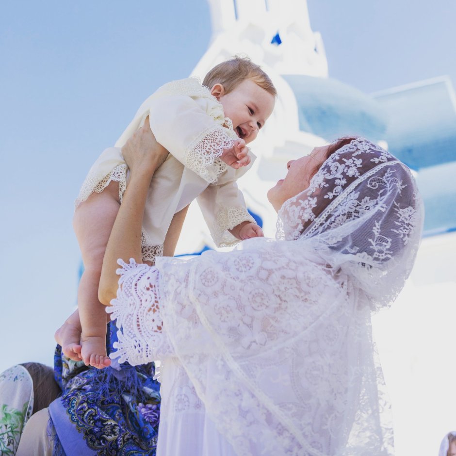 Невеста с ребенком в платке