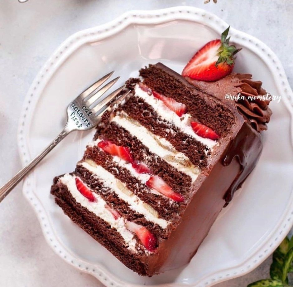 Шоколадный торт с карамелью в разрезе