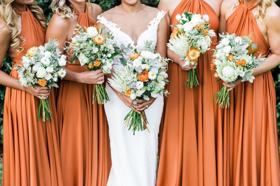 Подружки невесты в оранжевых платьях