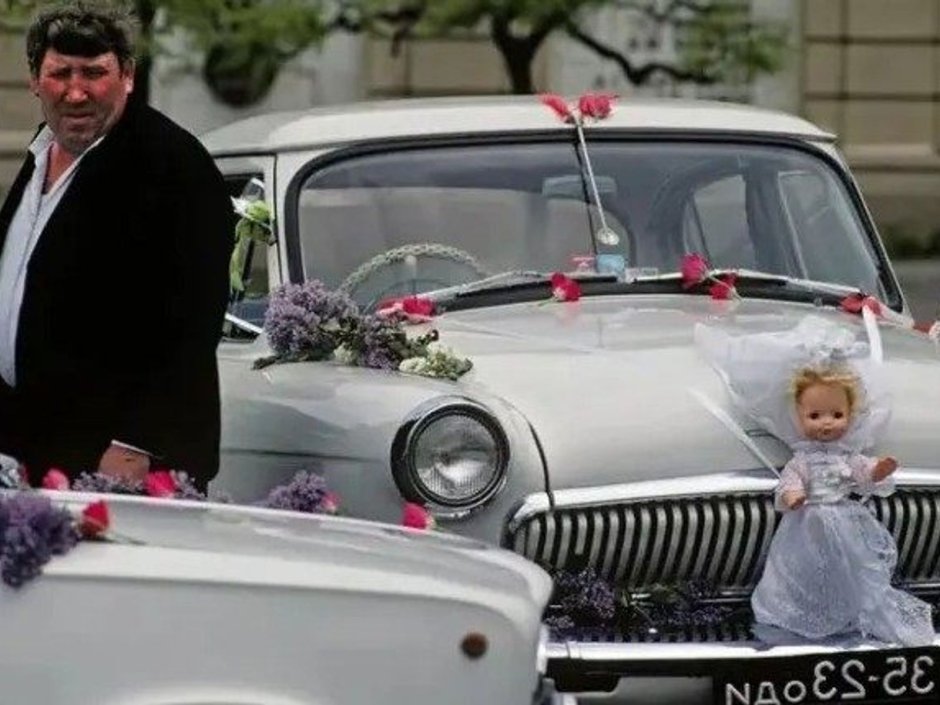 Кукла на машине на свадьбу