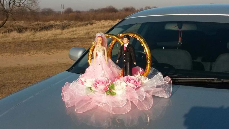 Украшение машины на свадьбу с куклой