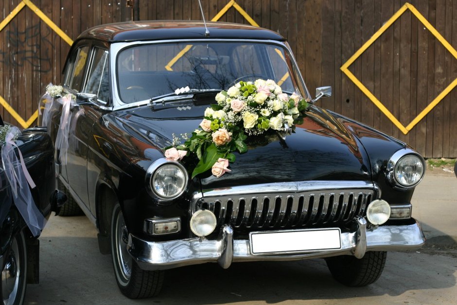Свадебное украшение на машину Волга