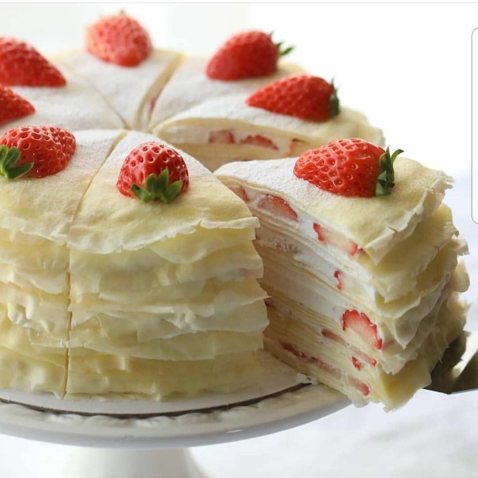 Украшение белого торта ягодами