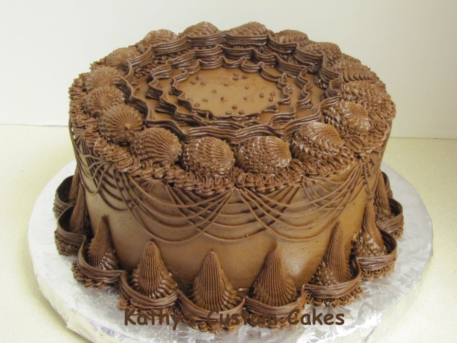 Кремовое украшение шоколадного торта