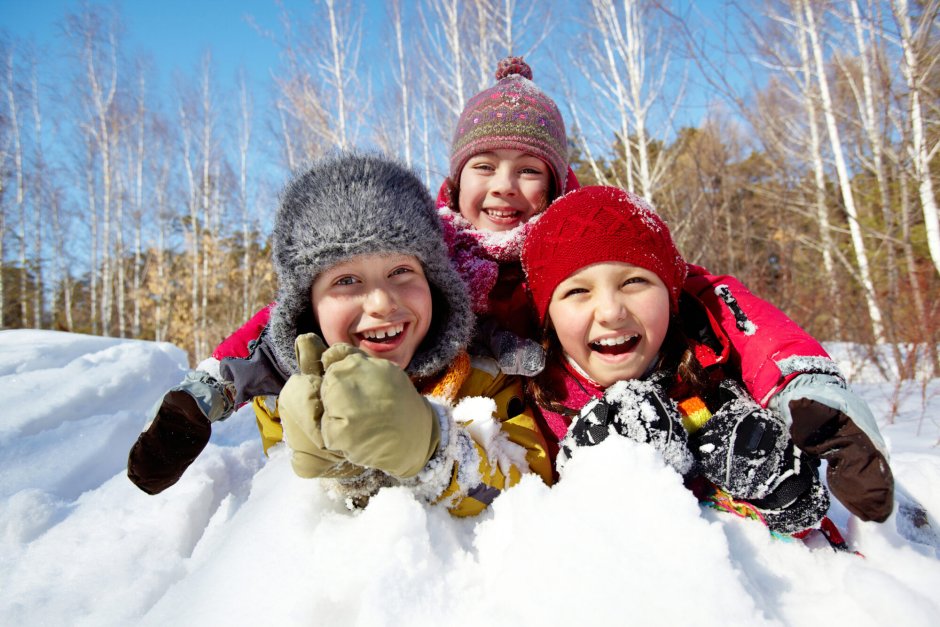Счастливые дети зимой