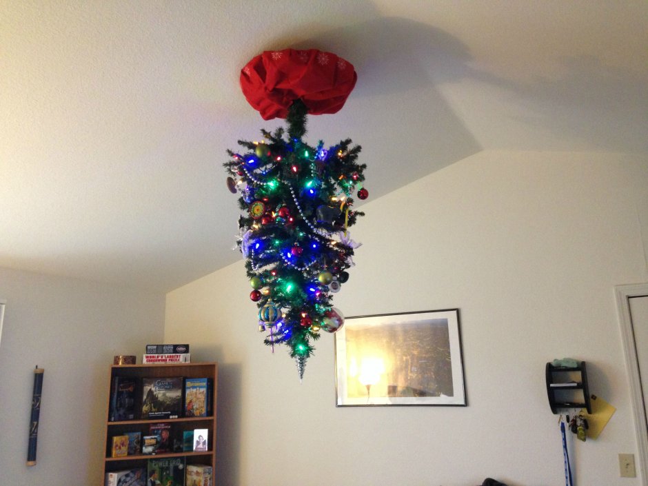 Новогодняя елка на потолке