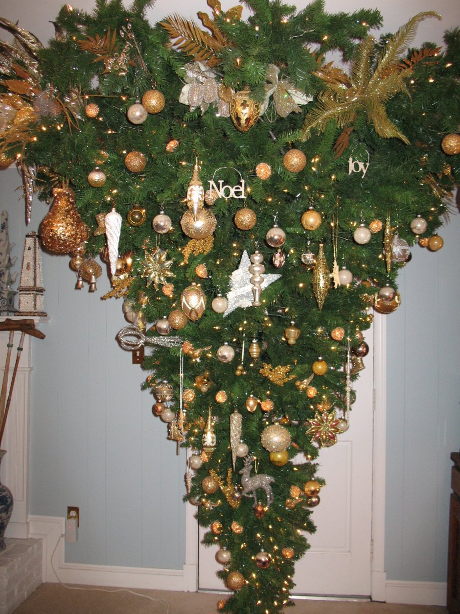 Новогодняя елка подвешенная к потолку