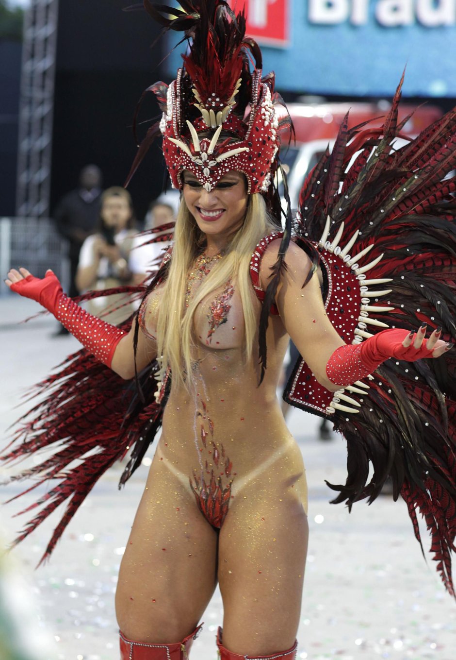 Бразильский карнавал с большими сиськами