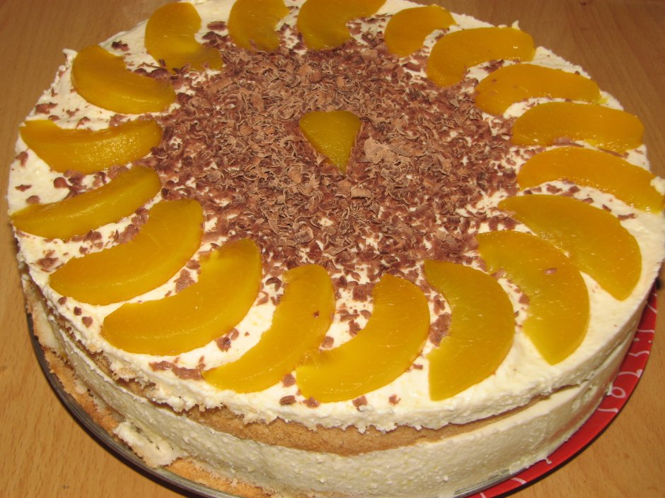 Украсить торт персиками и шоколадом