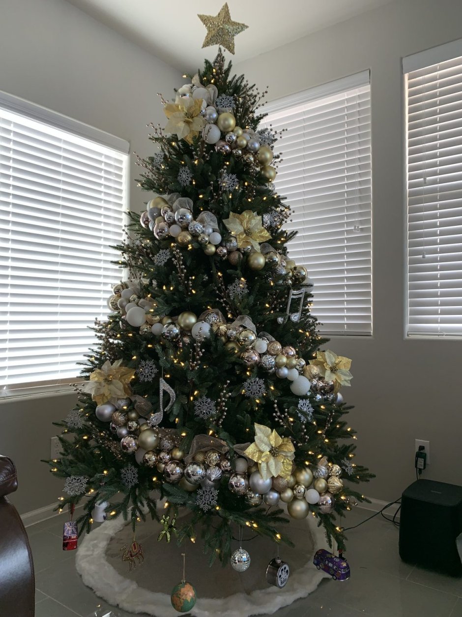 Декор новогодней елки в белом цвете