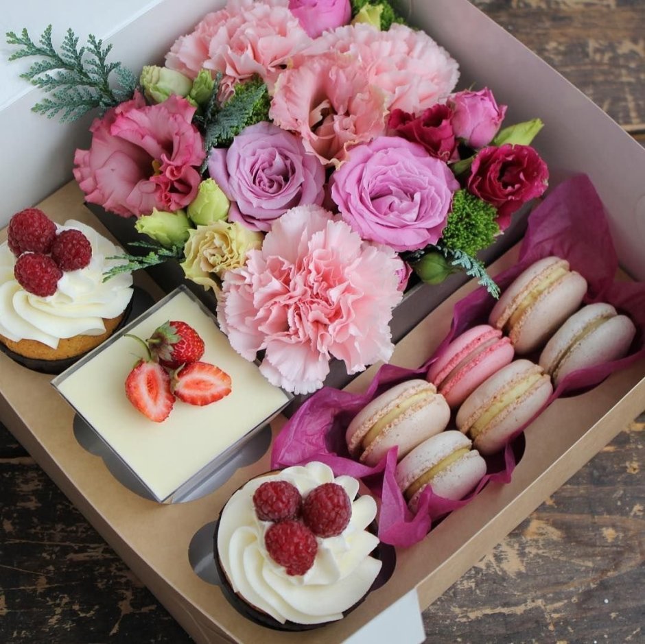 Торт в виде коробки с цветами