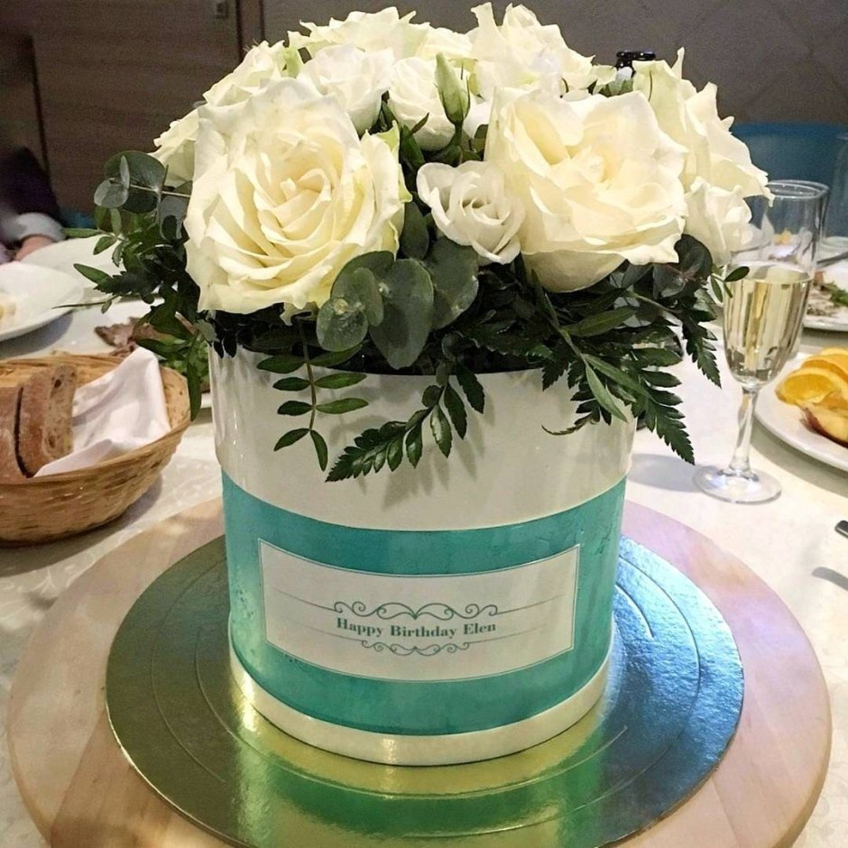 Торт в виде шкатулки с цветами