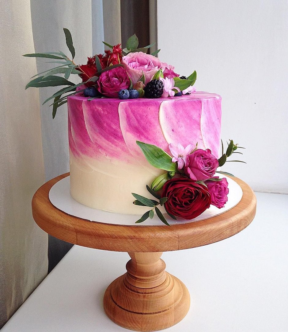 Торт цвета фуксии с цветами