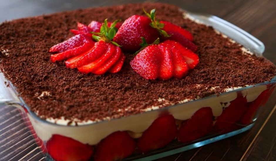 Украшение торта клубникой и тертым шоколадом
