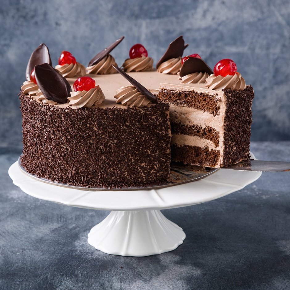 Украшение торта сладостями и шоколадными