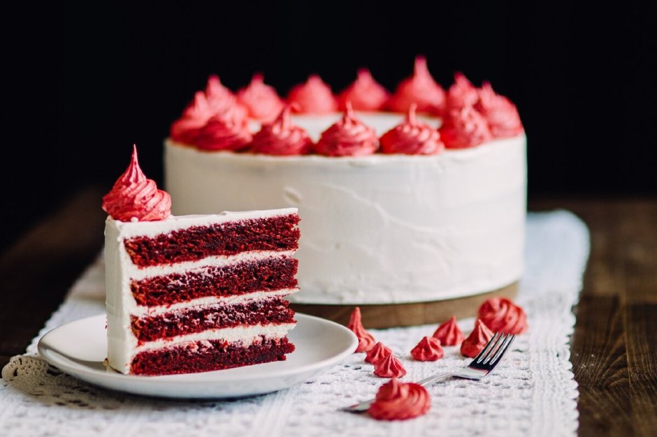 Кусок торта красный бархат
