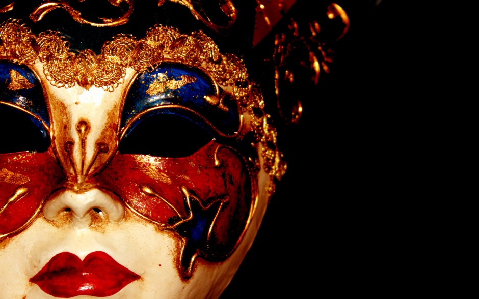 Девушка в венецианской маске