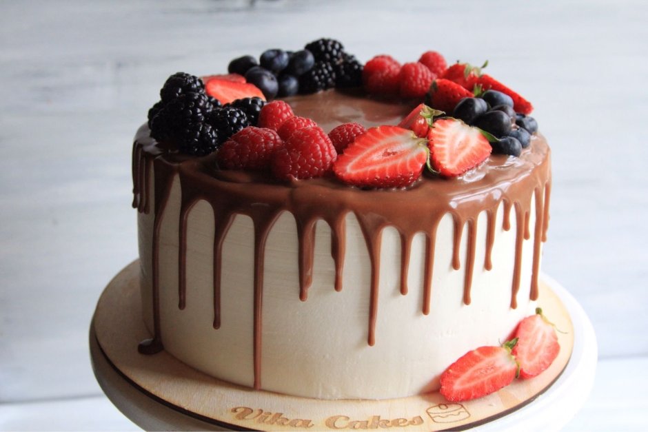 Торт с шоколадными и ванильными коржами