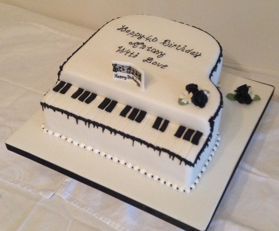 Торт в виде рояля или пианино