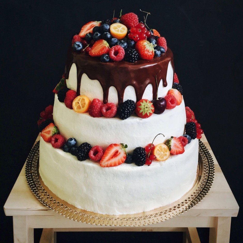 Свадебный торт без мастики с ягодами