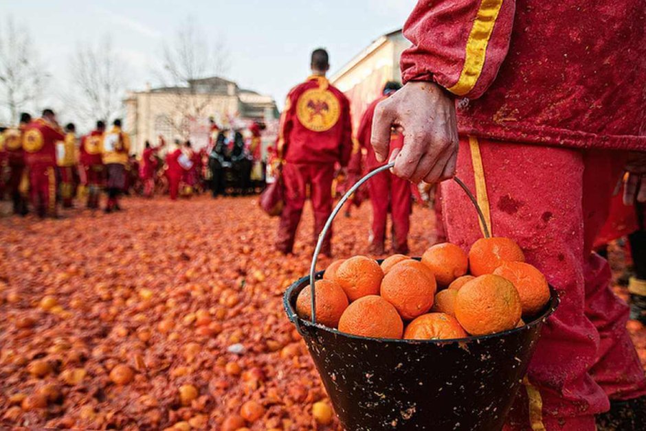 Италия город Иврея фестиваль битва апельсинов