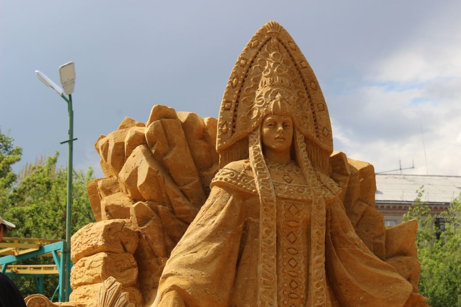 Челябинск деревянные скульптуры в саду Победы