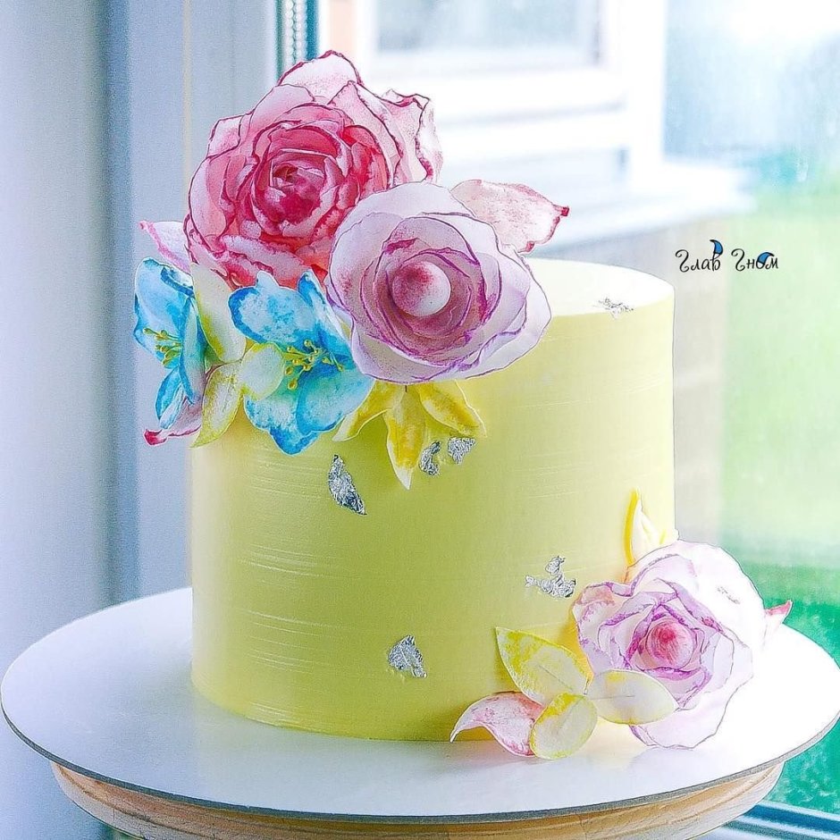Декор торта вафельными цветами