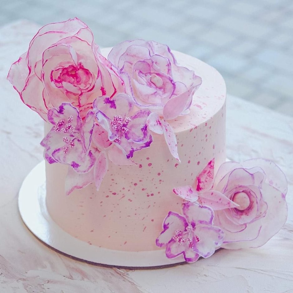 Украшение торта вафельными цветами