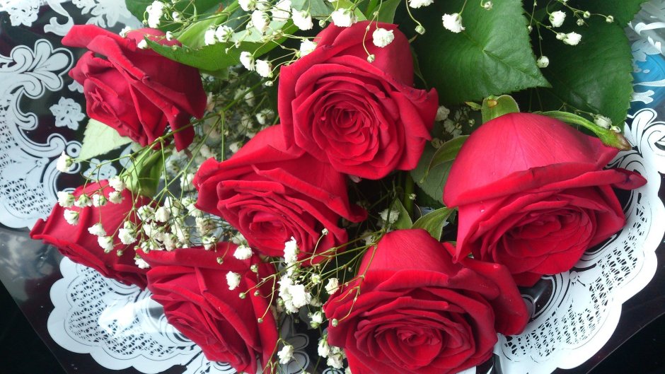 Букет роз с надписью с днем рождения