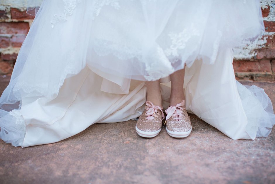 Белые огромные кроссовки под свадебное платье