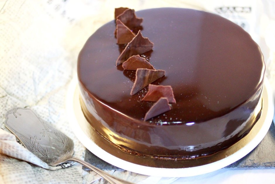 Порезанный шоколадный торт