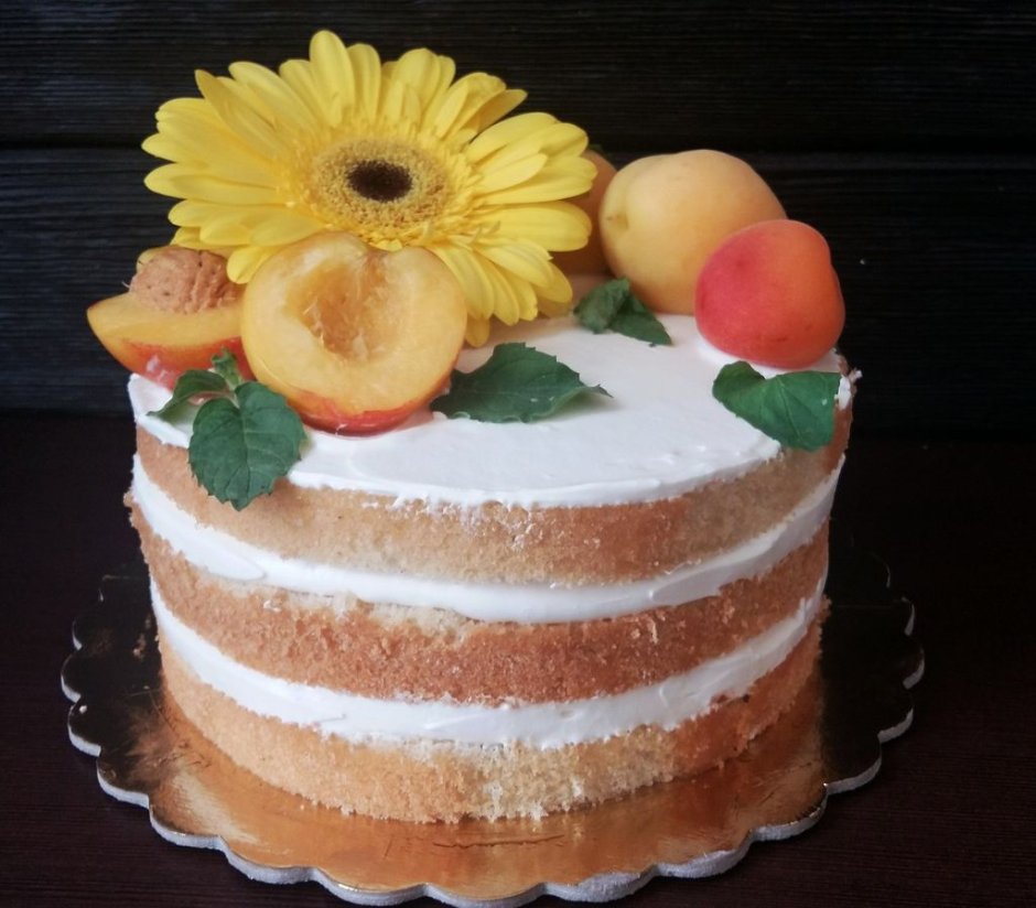 Украсить торт фруктами и живыми цветами