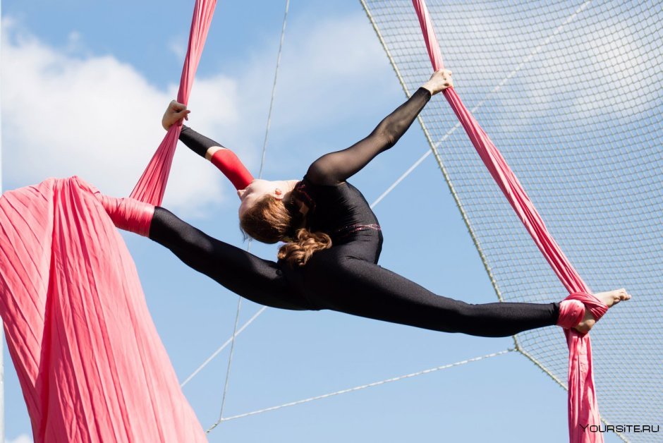 Бетти Фокс воздушная гимнастка