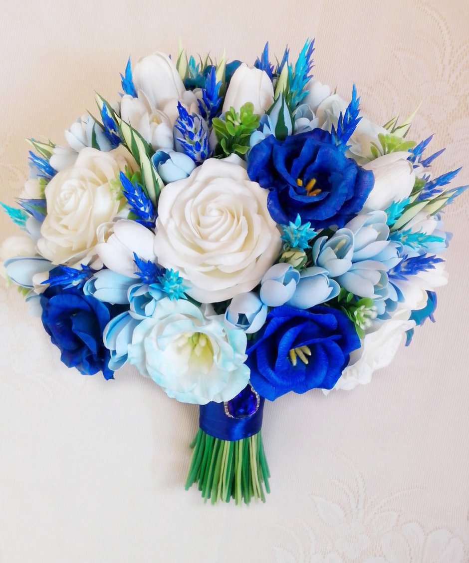 Букет из белых и синих цветов