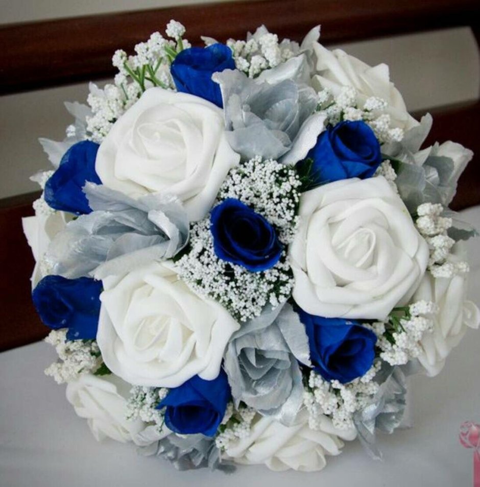 Свадебный букет невесты синий с белым