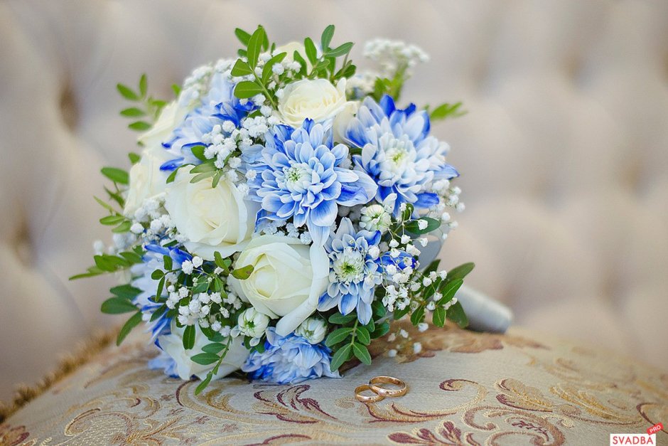 Букет невесты в голубых тонах Хризантема с гипсофилой