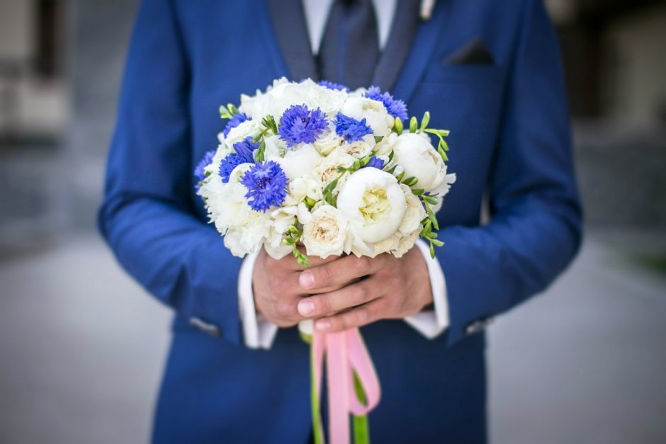 Свадебный букет невесты под синий костюм