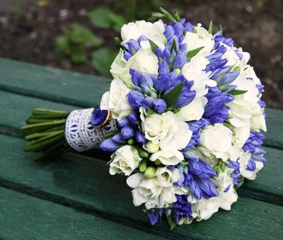 Свадебный букет с синими элементами
