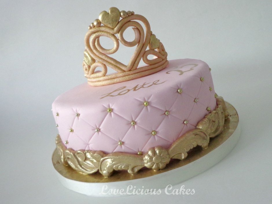 Розовый торт с золотой короной