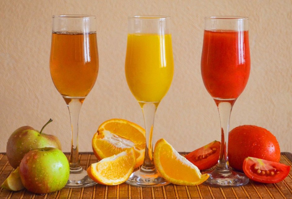 Апельсиновый сок в бокале