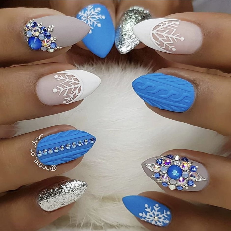 Синие ногти со снежинками