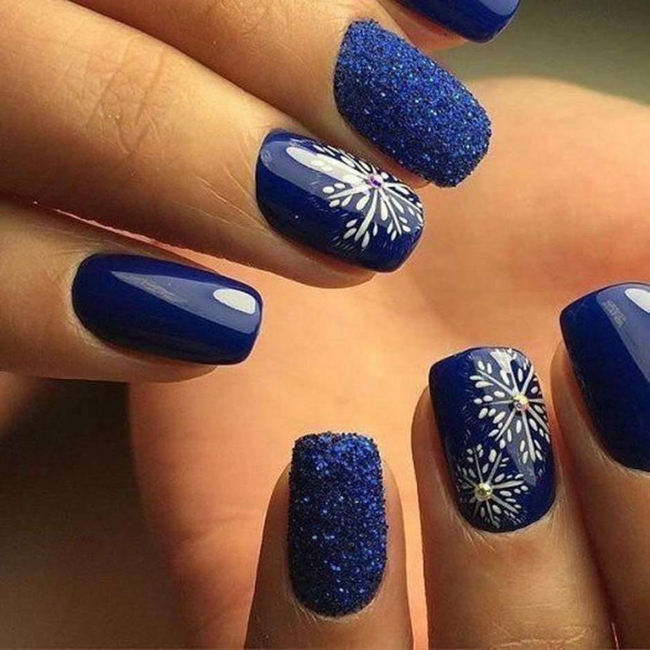 Синие ногти со снежинками
